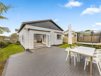 118 Kiwi Road, Point Chevalier, Auckland