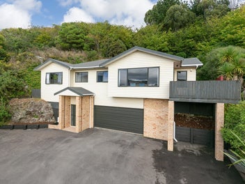 5A Bishops Glen, Tawa, Wellington
