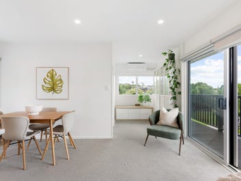 2/37 Ripon Crescent, Meadowbank, Auckland