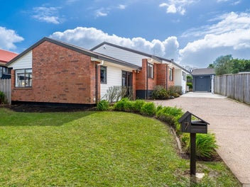 7 Pinewood grove, Botany Downs, Auckland