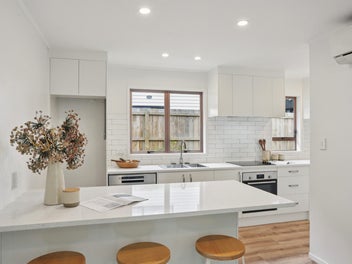 2/100 Royal Road, Massey, Auckland