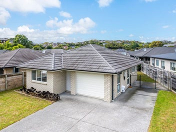 5 Mooring Close, Whitby, Porirua