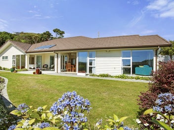 206 Navigation Drive, Whitby, Porirua