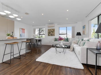 2/16 Caribbean Drive, Unsworth Heights, Auckland