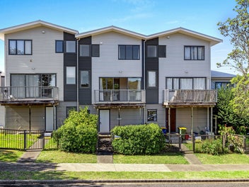2/5 John Jennings Drive, Oteha, Auckland