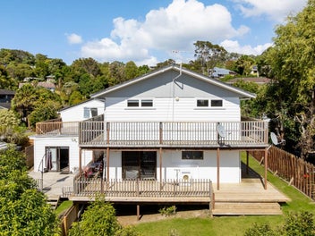 17 Lemnos Place, Titirangi, Auckland