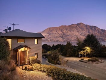 9/8 McKerrow Place, Sunshine Bay, Queenstown