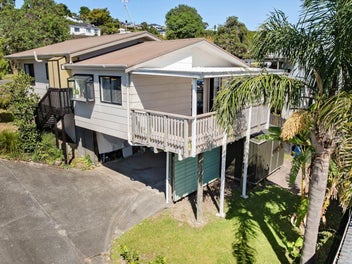 2/62 Trias Road, Totara Vale, Auckland