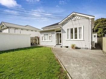16 Riddlers Crescent, Petone, Lower Hutt