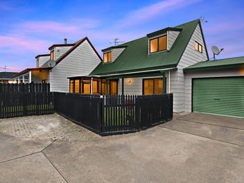 2/27 Buckingham Crescent, Papatoetoe, Auckland