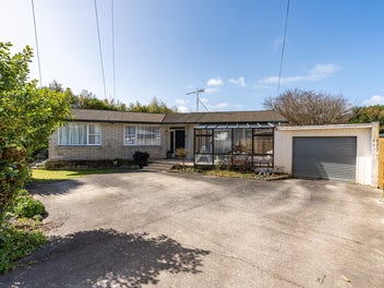 44 Garden Heights Avenue, Glenview, Hamilton