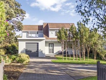 1 Goldie Place, Waikanae Beach, Waikanae