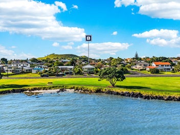 70 Kiwi Esplanade, Mangere Bridge, Auckland