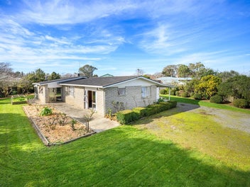 6 Flower Street, Bulls