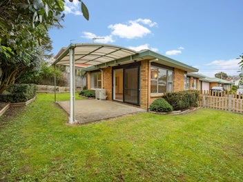 2/2 Carlton Street, Hillsborough, Auckland