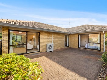 1/17 Penruddocke Road, Half Moon Bay, Auckland