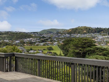 60 Molyneux Close, Whitby, Porirua