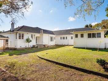 40 High Street, Bulls