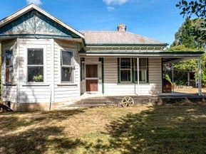 14 Besley Lane, Cave