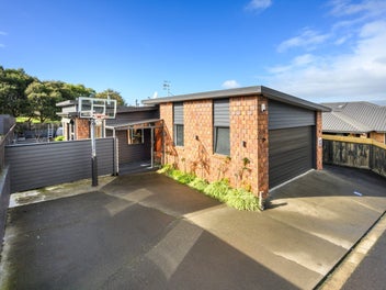 18 Galea Grove, Kelvin Grove, Palmerston North