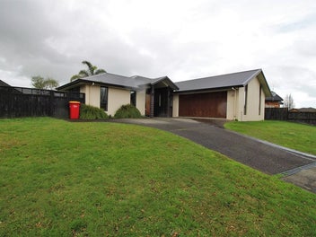 99 Saint James Drive, Huntington, Hamilton