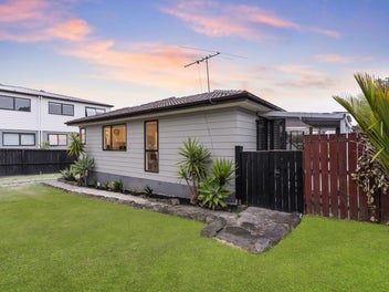 21 Fitzherbert Avenue, West Harbour, Auckland