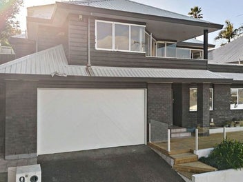 2/9 Colmar Road, Mellons Bay, Auckland
