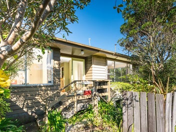 21B Colchester Crescent, Newlands, Wellington