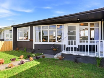 2/276 Rosebank Road, Avondale, Auckland