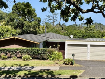 5 Holyoake Place, Chatswood, Auckland