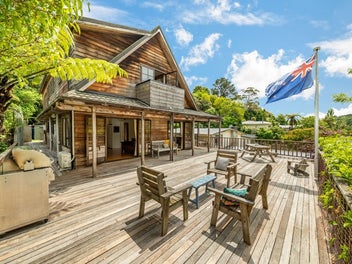 16 Jocelyn Crescent, Pinehaven, Upper Hutt