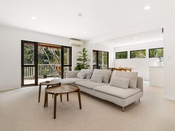 2/12 Herons Way, Northcote, Auckland