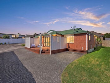 2/11 Roanoke Way, Albany, Auckland