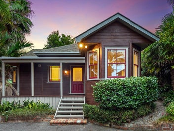 2/16 Hastings Parade, Devonport, Auckland