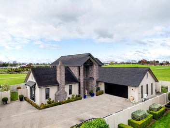 10 Peninsula Point, Huntington, Hamilton