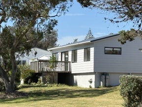 7 Pioneer Crescent, Omaha