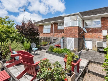 2/10 Liston Street, Northcote, Auckland