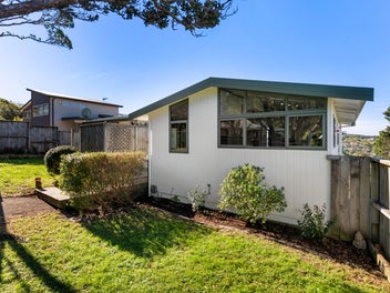 84 Thurleigh Grove, Karori, Wellington