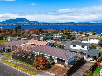 2/8 Kinder Street, Acacia Bay, Taupō
