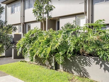 13/1 Gracechurch Drive, Flat Bush, Auckland