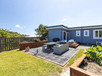 8 Lyndfield Lane, Newlands, Wellington