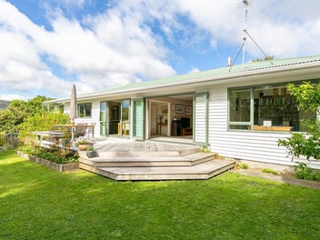 8 St Johns Terrace, Tawa, Wellington