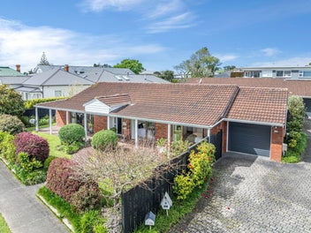 1/136 Calliope Road, Stanley Point, Auckland