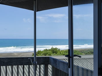 61 Garden Road, Piha, Piha