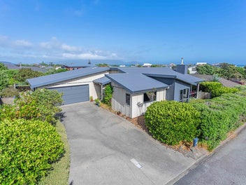 148 Field Way, Waikanae Beach, Waikanae