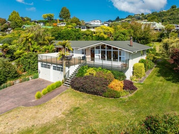 8 Earle Place, Acacia Bay, Taupo