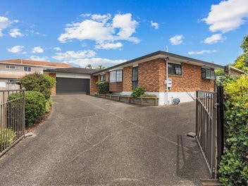 37 Whiting Grove, West Harbour, Auckland