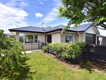 15 Wanderers Avenue, Brightwater