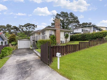 51 Easton Park Parade, Glenfield, Auckland