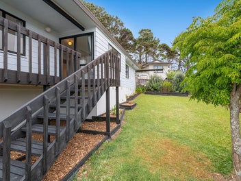 1/25 Jumento Place, Unsworth Heights, Auckland